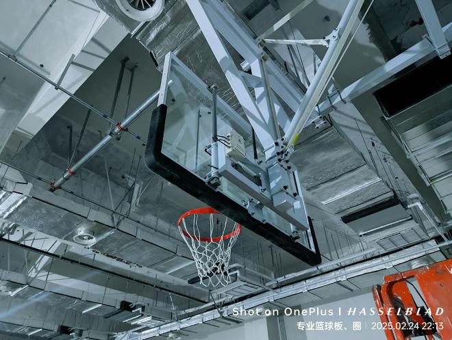 灵活空间利用提升场馆运用效率!新葡京娱乐城吊顶折叠篮球架:(图1) 灵活空间利用提升场馆运用效率!新葡京娱乐城吊顶折叠篮球架:(图1)