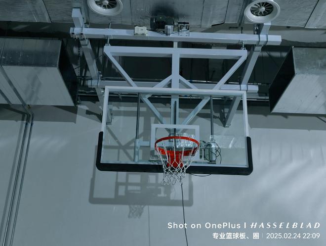 灵活空间利用提升场馆运用效率!新葡京娱乐城吊顶折叠篮球架:(图2) 灵活空间利用提升场馆运用效率!新葡京娱乐城吊顶折叠篮球架:(图2)